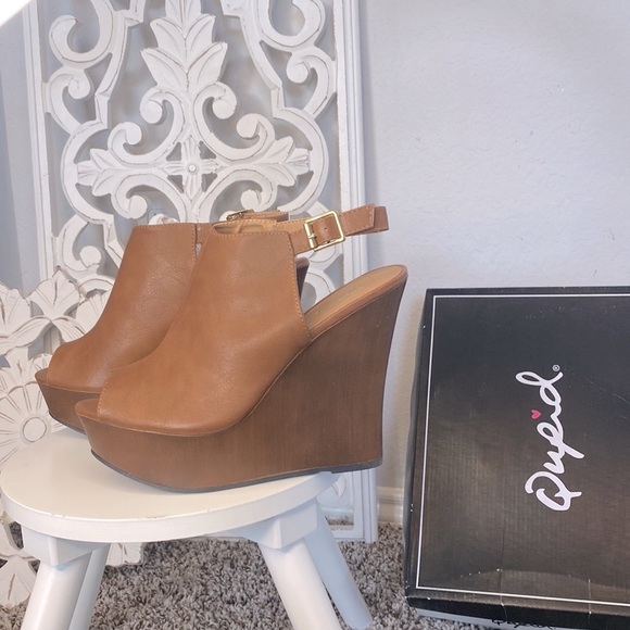 Qupid Leatherette Peep Toe Ankle Strap Wedge Booties BRAND NEW IN BOX! - Picture 3 of 14